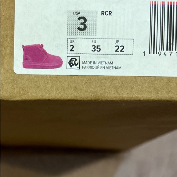 Girls pink UGG. Size 3, gently used. Worn once. Like new. - Picture 1 of 7